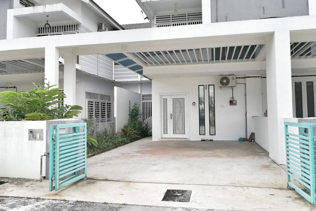 Teratak Persona Homestay. 4 Rooms Double Storey Terrace In Kuantan City. Exterior foto